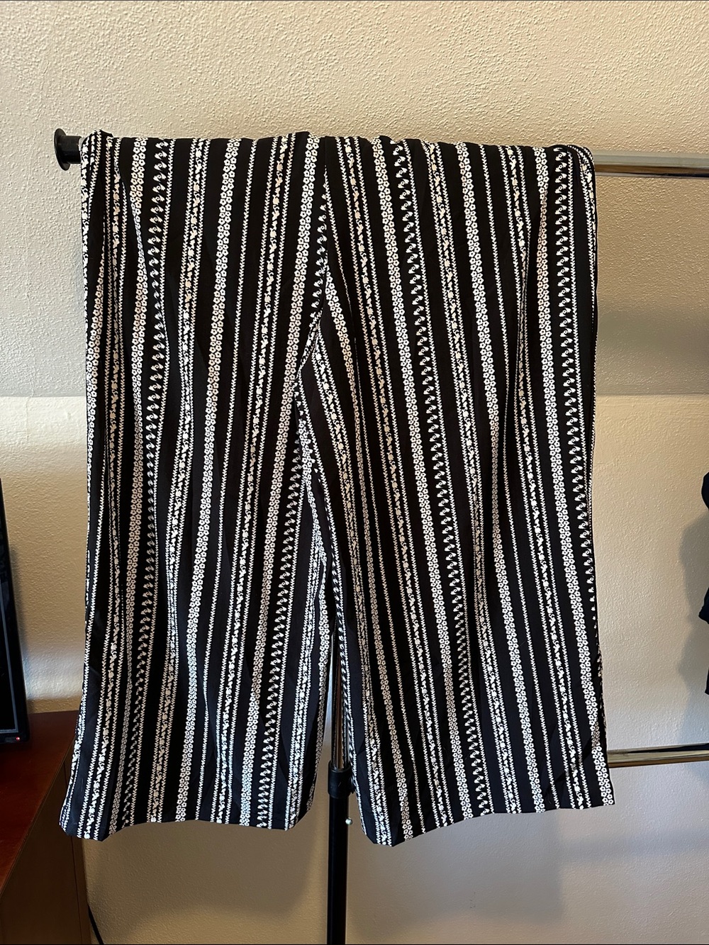 Never worn - Black & White Striped Women’s Casual Pants - 2xl - Picture 3 of 3